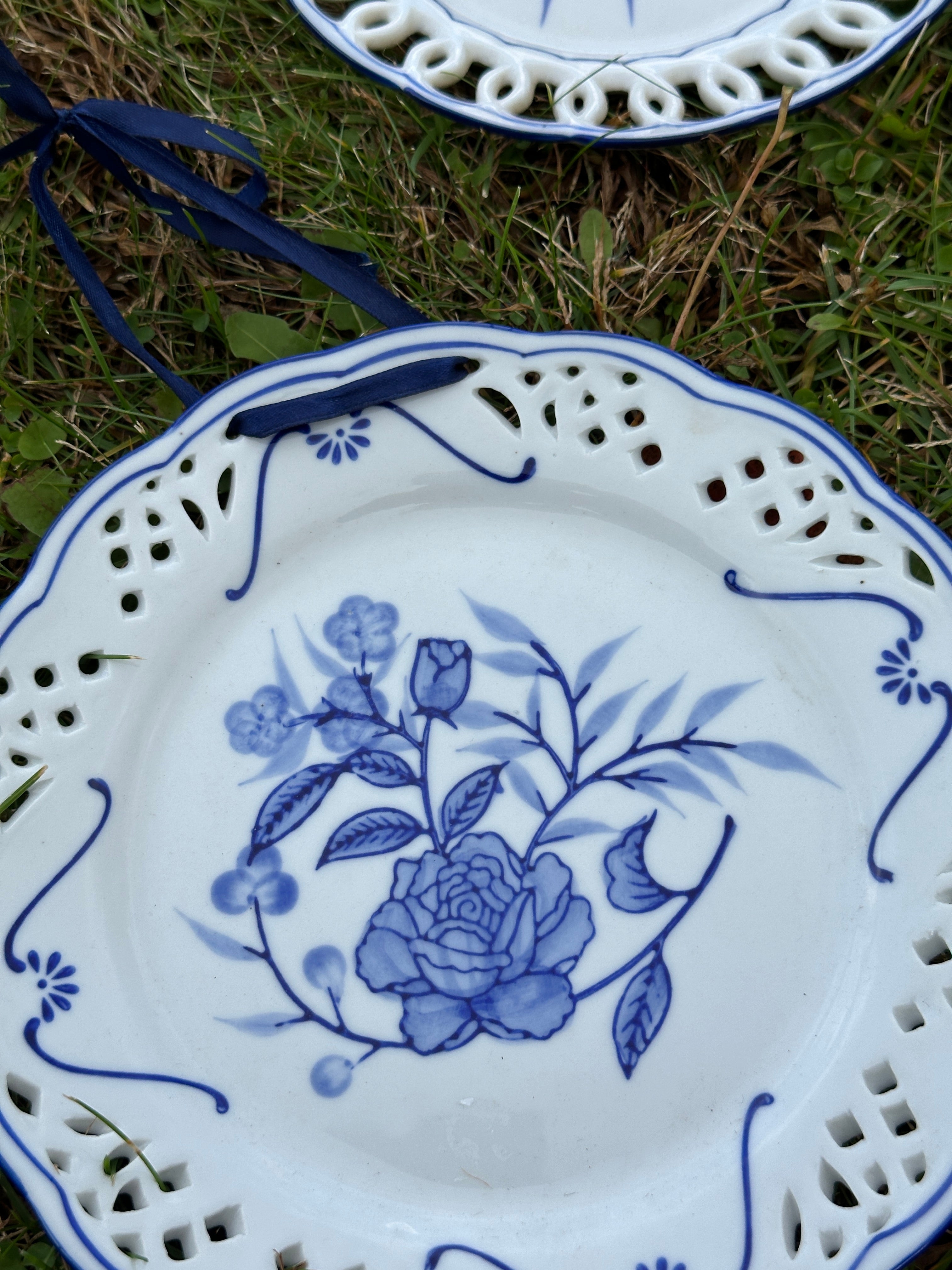 Pierced-Blue & White Decorative Plates Floral - Set