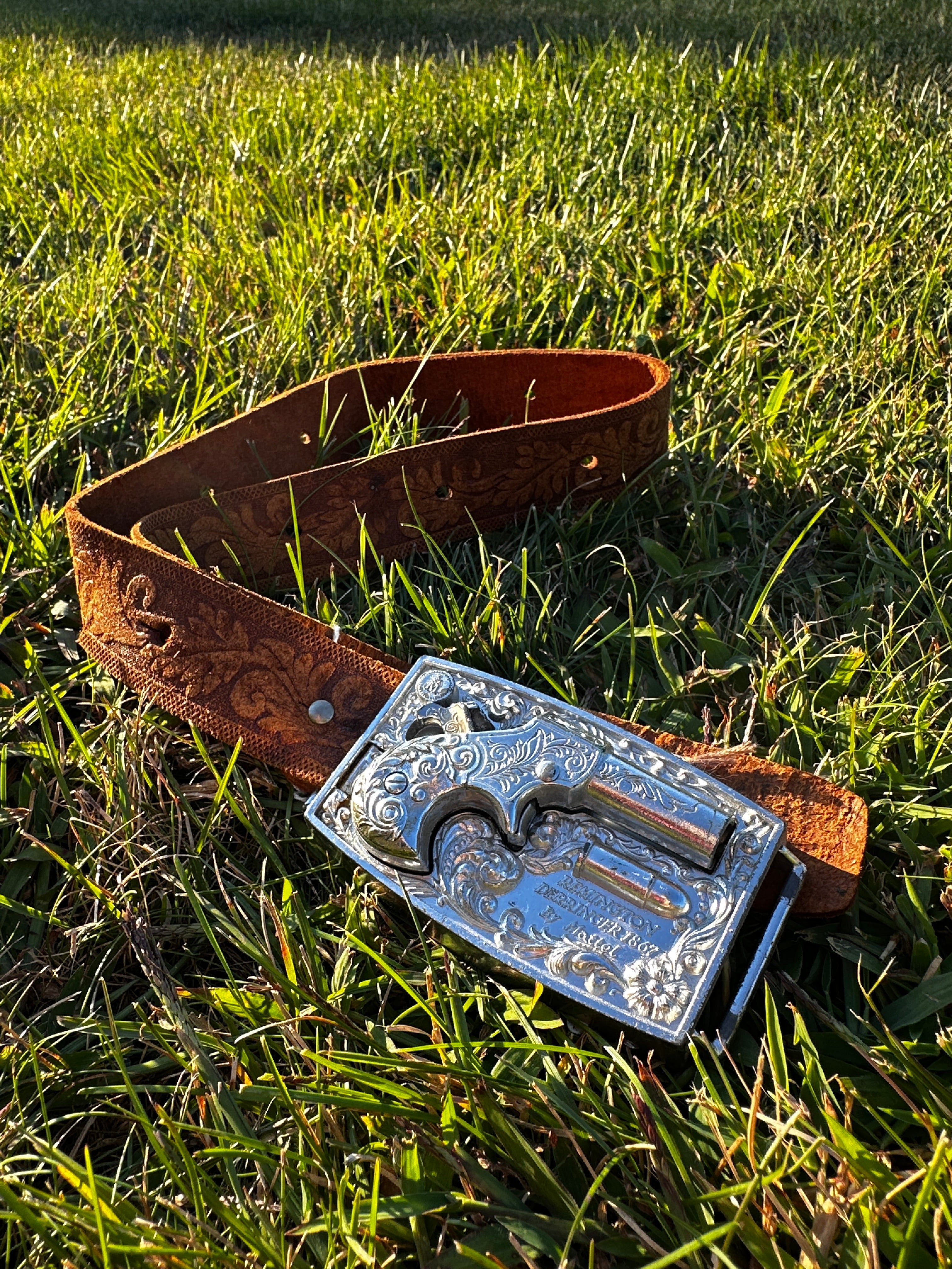 1950s Remington Wild West Gun Belt Buckle with Tooled Leather Belt – Pistol cap gun