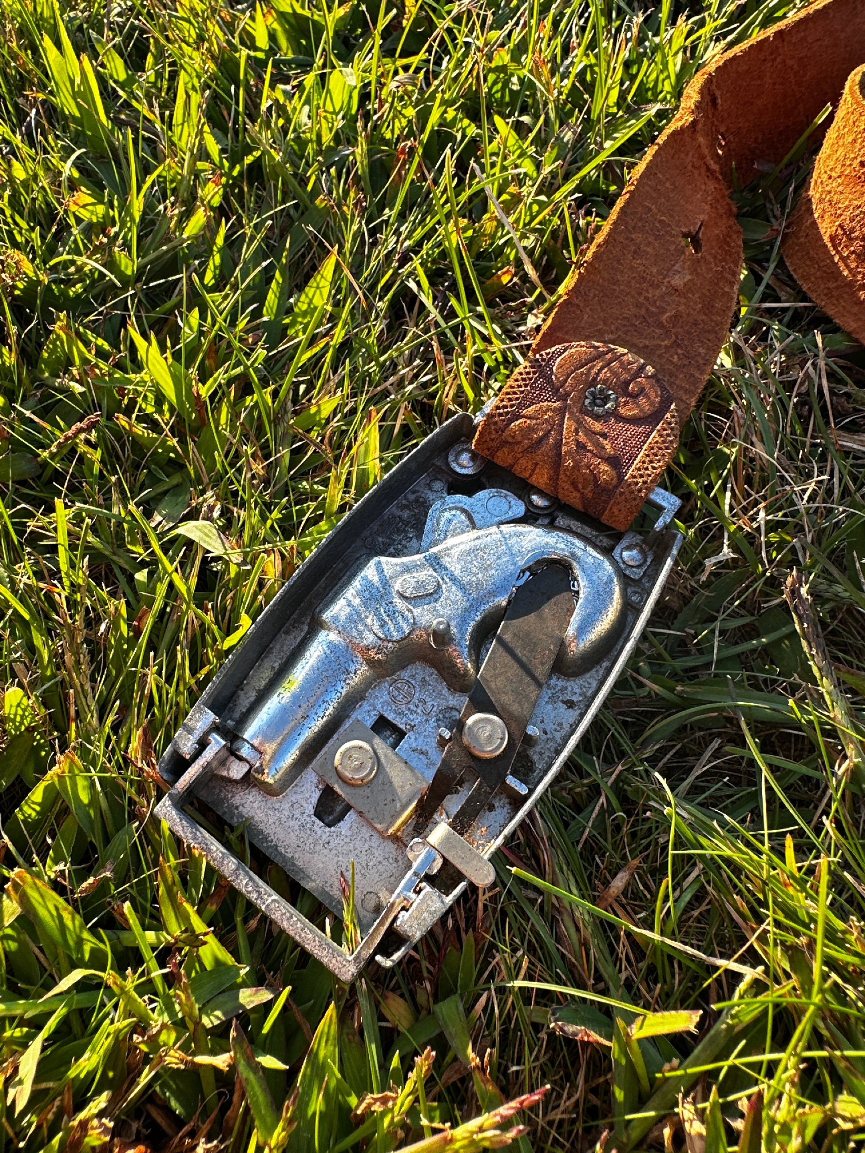 1950s Remington Wild West Gun Belt Buckle with Tooled Leather Belt – Pistol cap gun