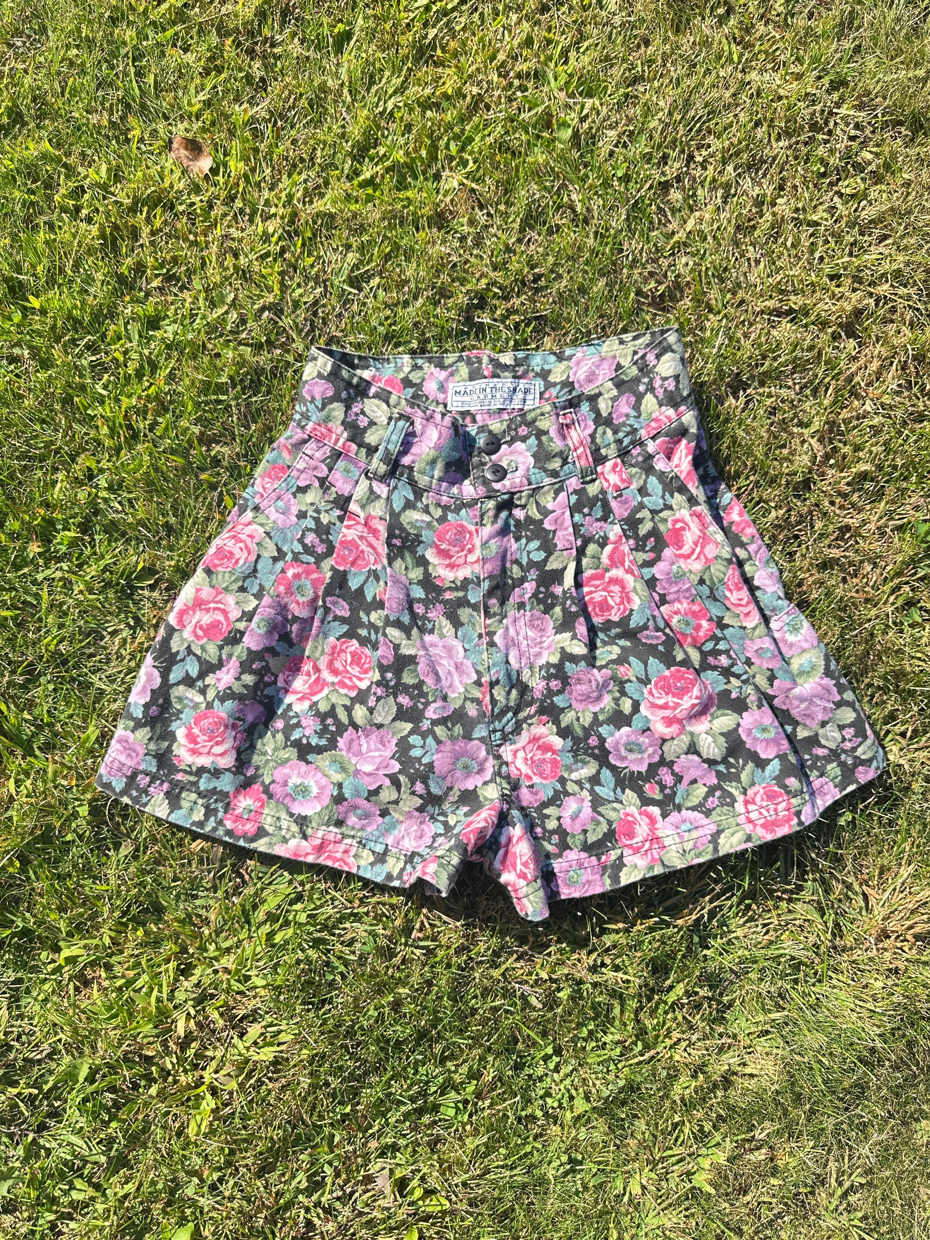 Vintage High-Waisted Floral Shorts – 80s/90s Retro Style
