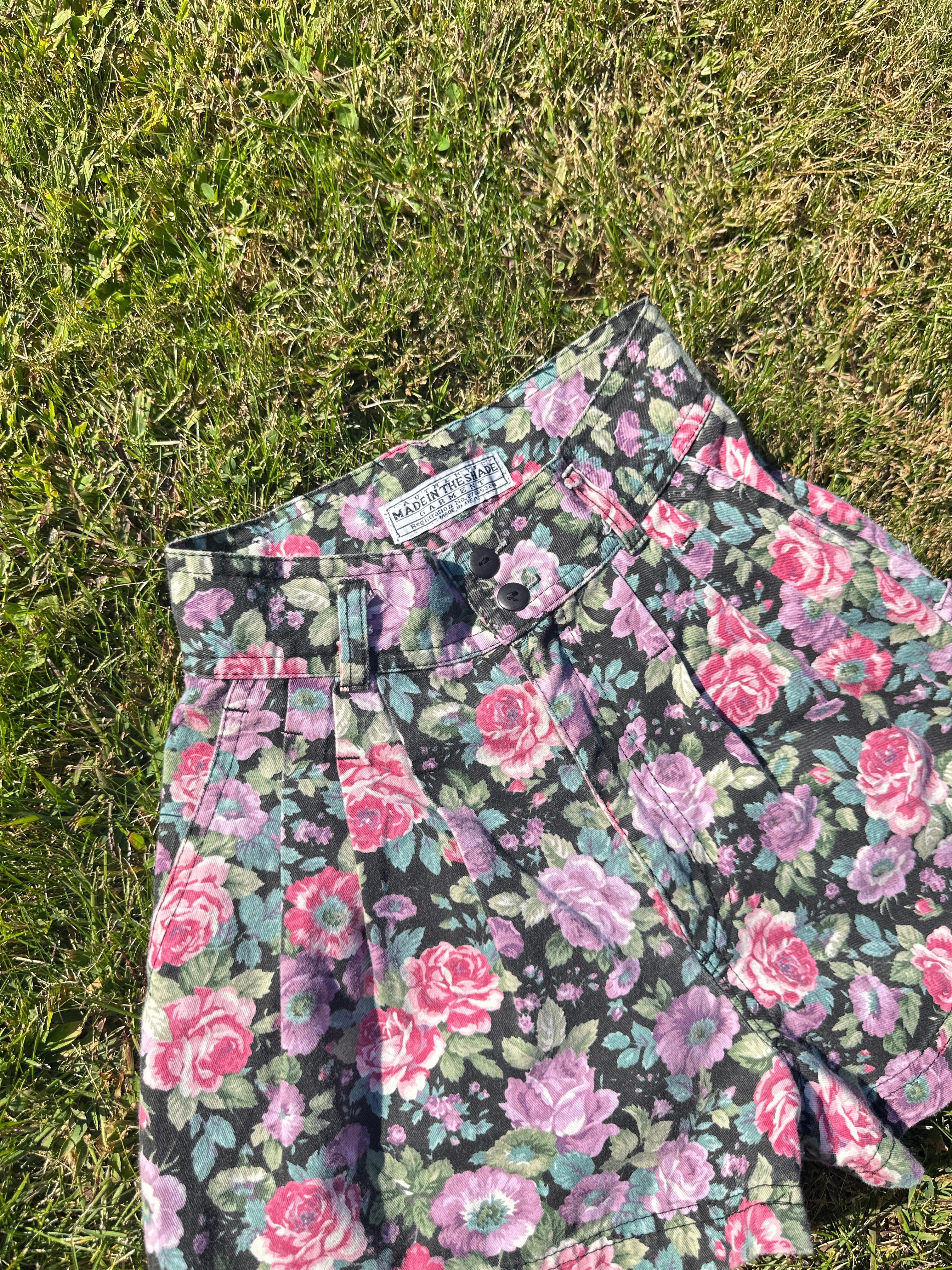 Vintage High-Waisted Floral Shorts – 80s/90s Retro Style