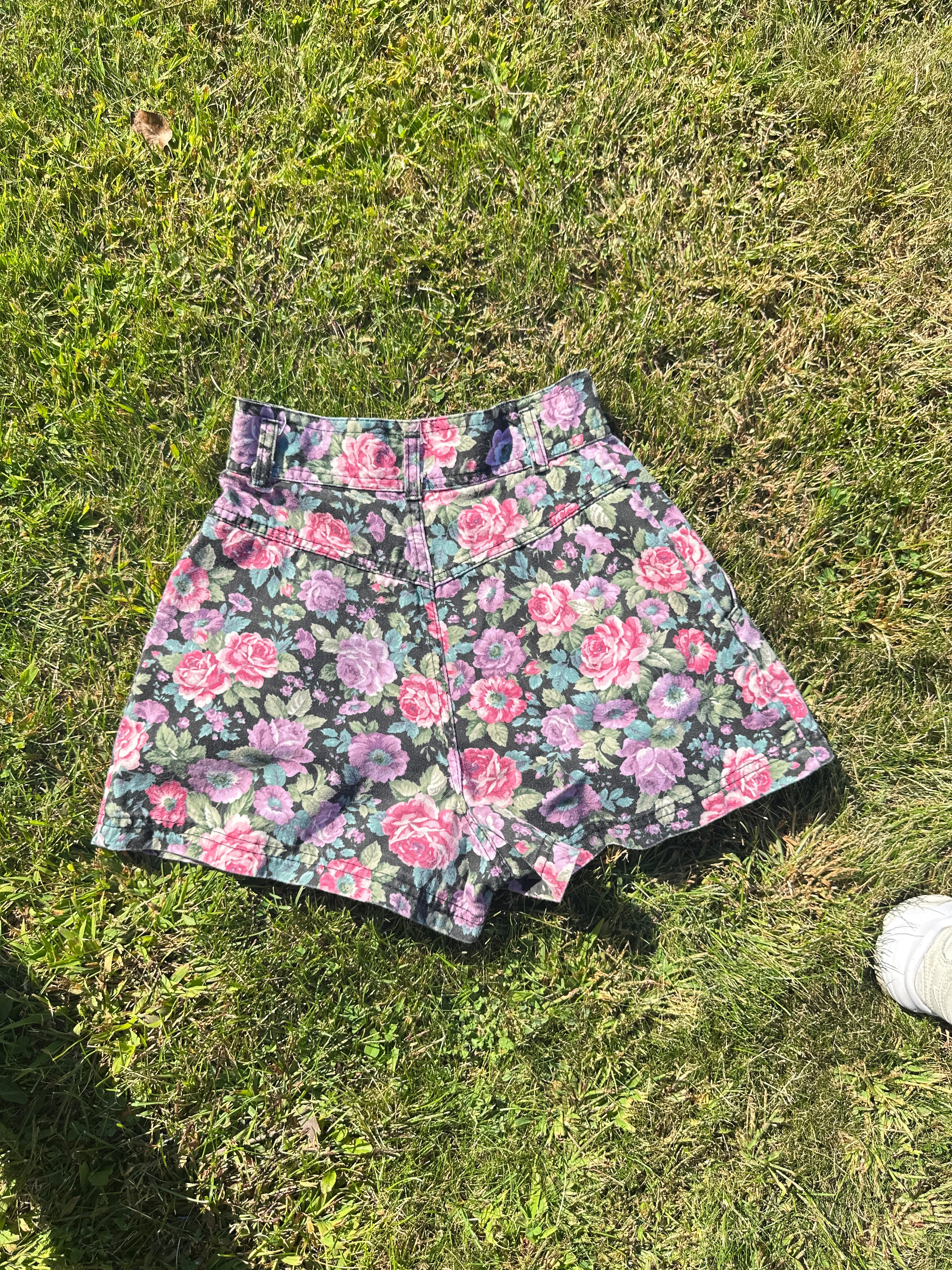 Vintage High-Waisted Floral Shorts – 80s/90s Retro Style