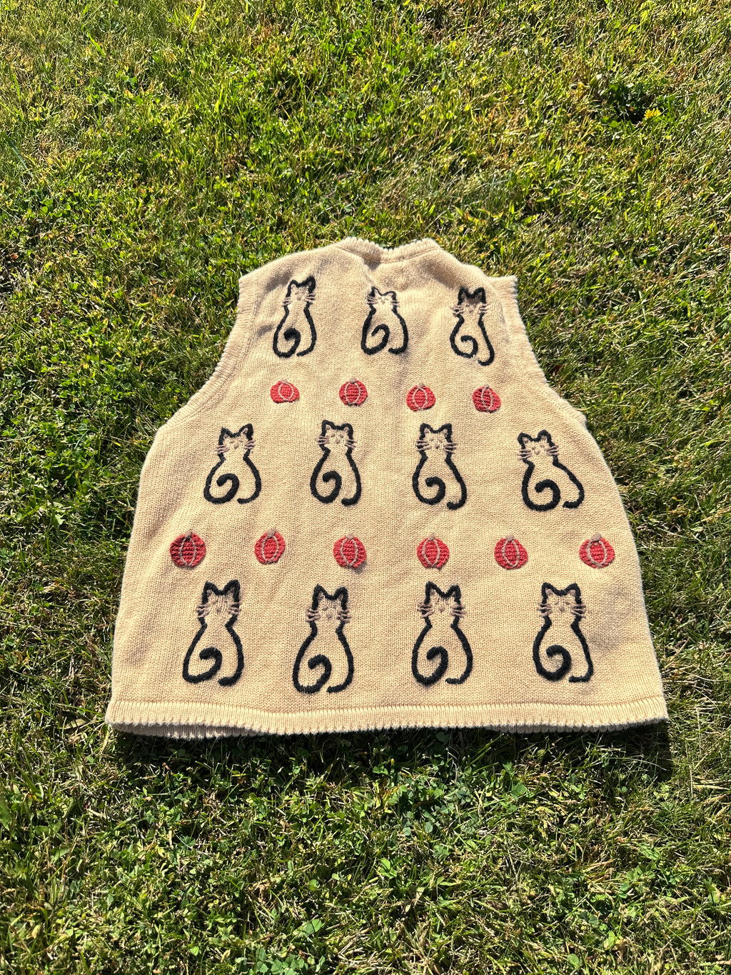 Vintage Knit Vest with Black Cat Halloween Pumpkin – Button Front