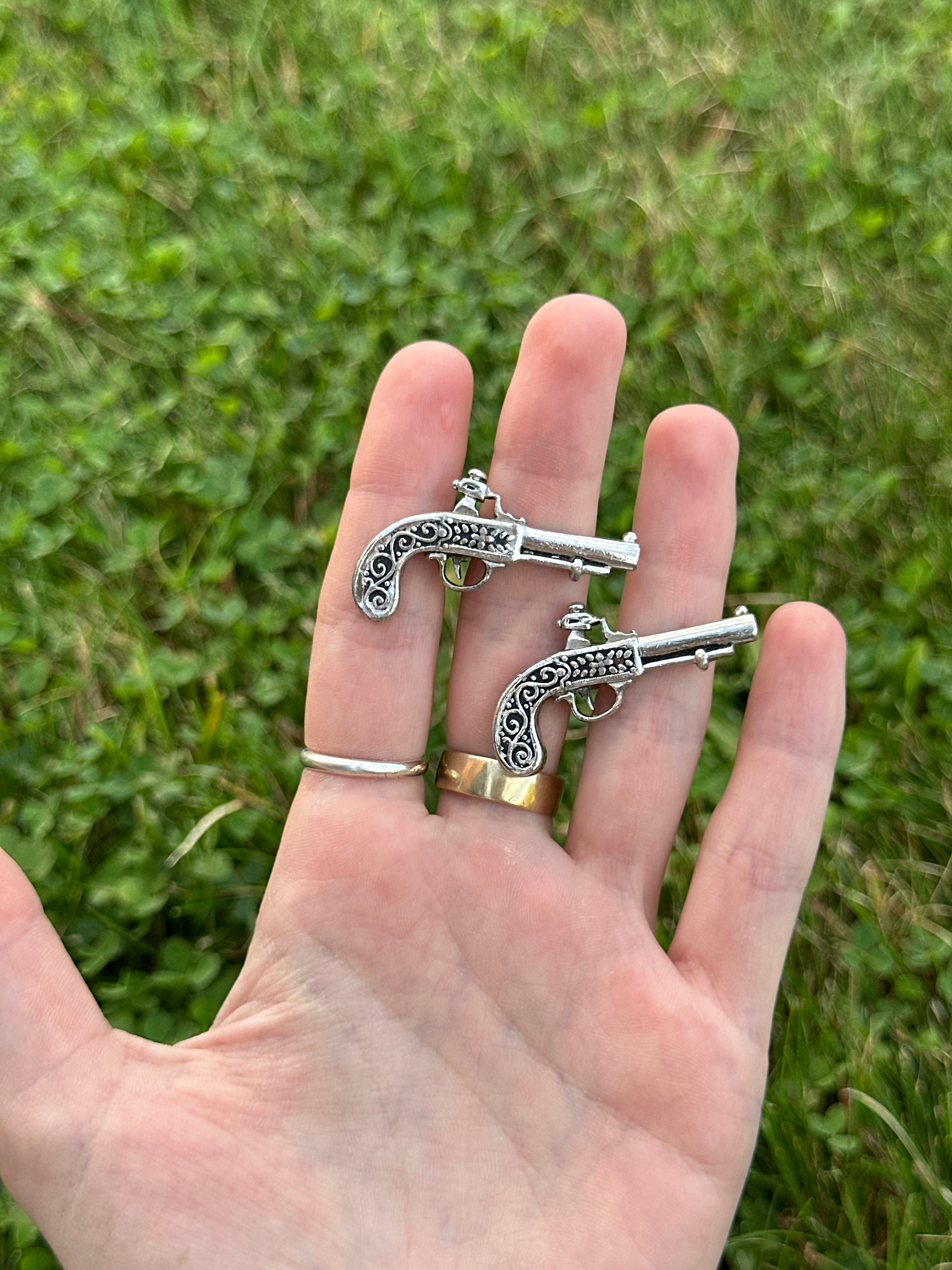 Mid-Century Dueling Flintlock Percussion Pistols - Silver Tone Old Timey Novelty Cufflinks - 1960s or 70s