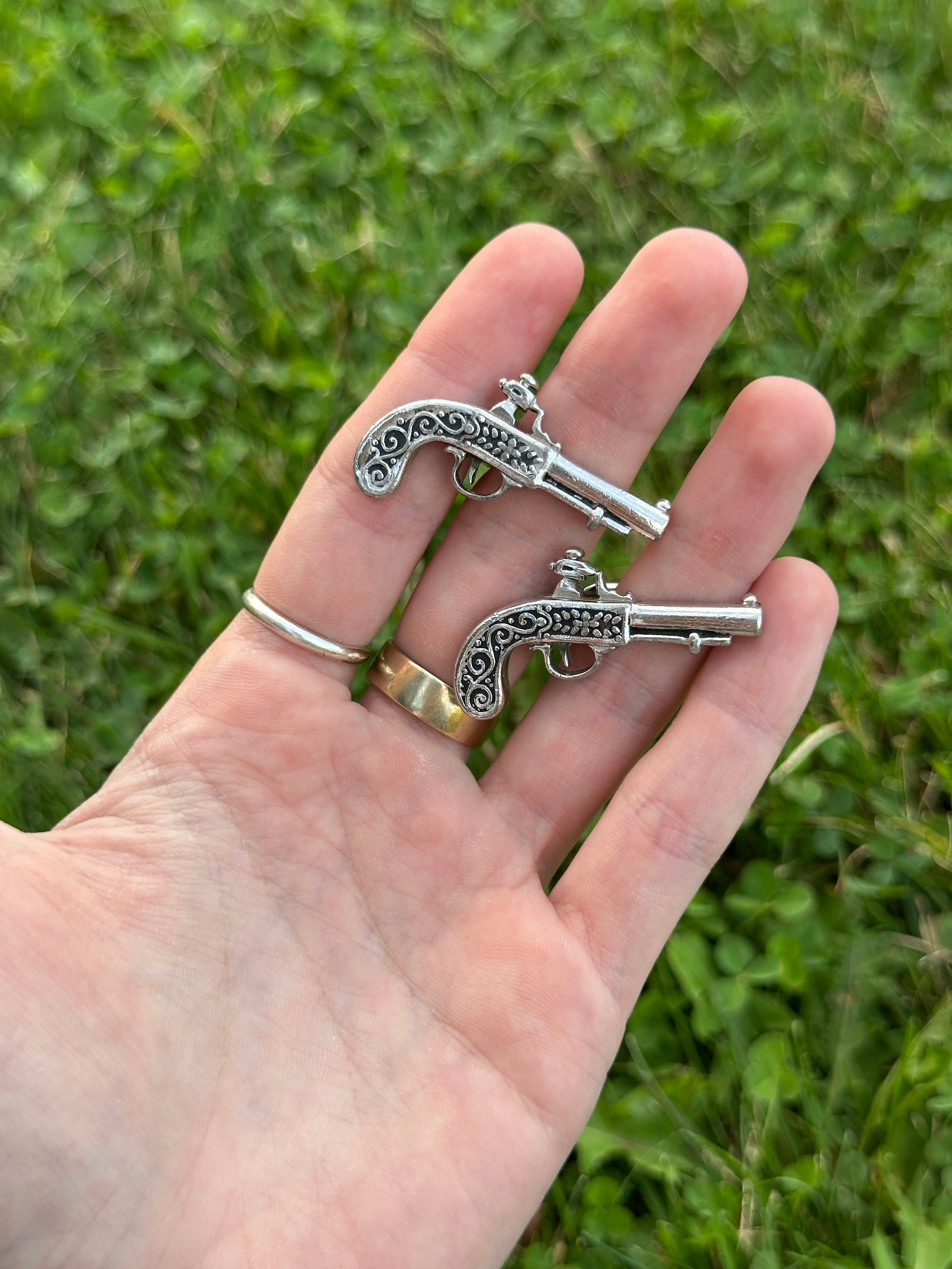 Mid-Century Dueling Flintlock Percussion Pistols - Silver Tone Old Timey Novelty Cufflinks - 1960s or 70s