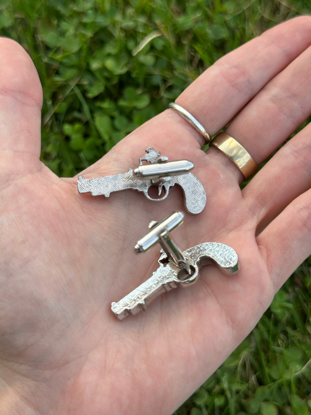 Mid-Century Dueling Flintlock Percussion Pistols - Silver Tone Old Timey Novelty Cufflinks - 1960s or 70s