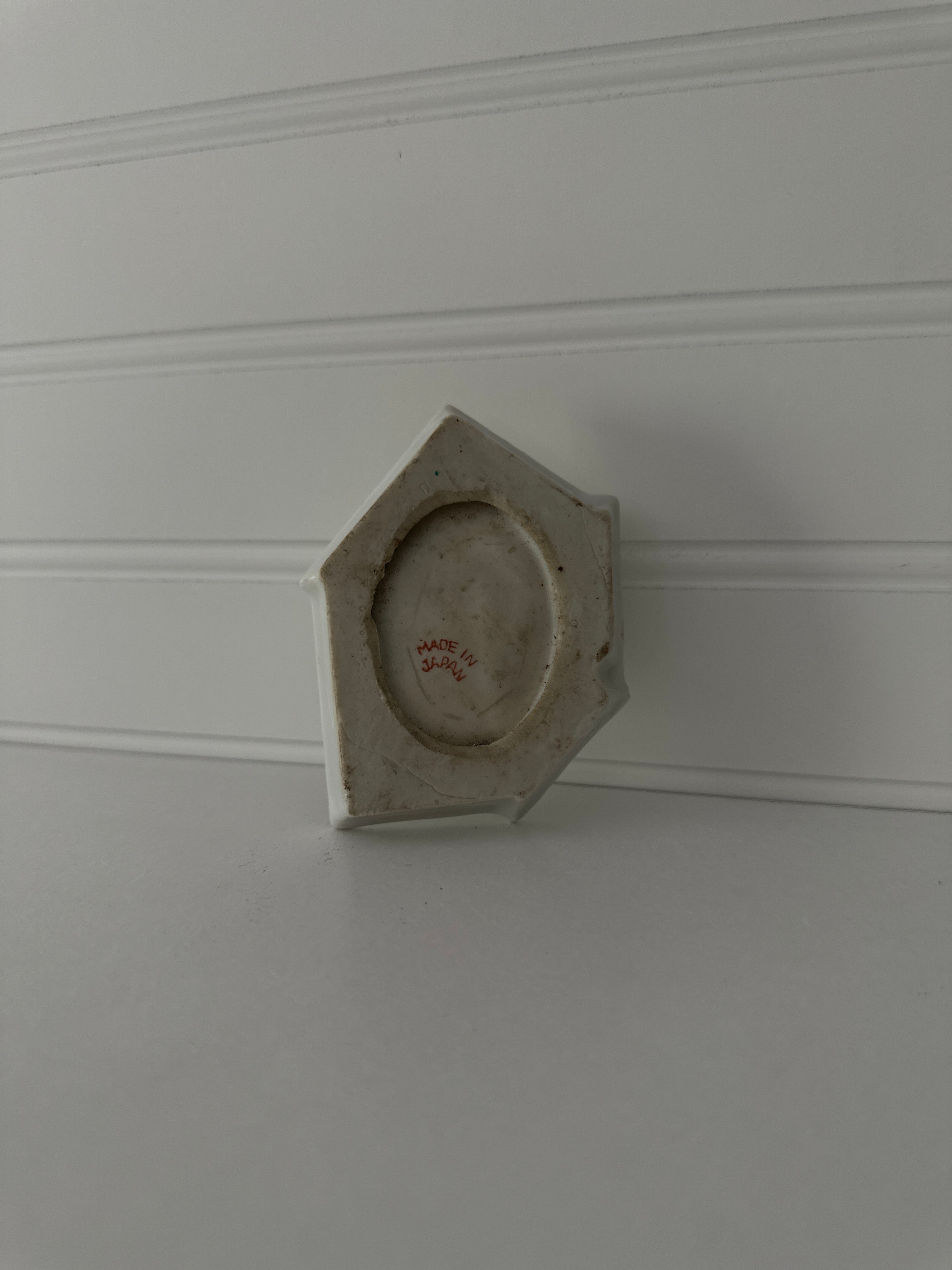 Vintage trinket dish / ashtray dog on  playing cards