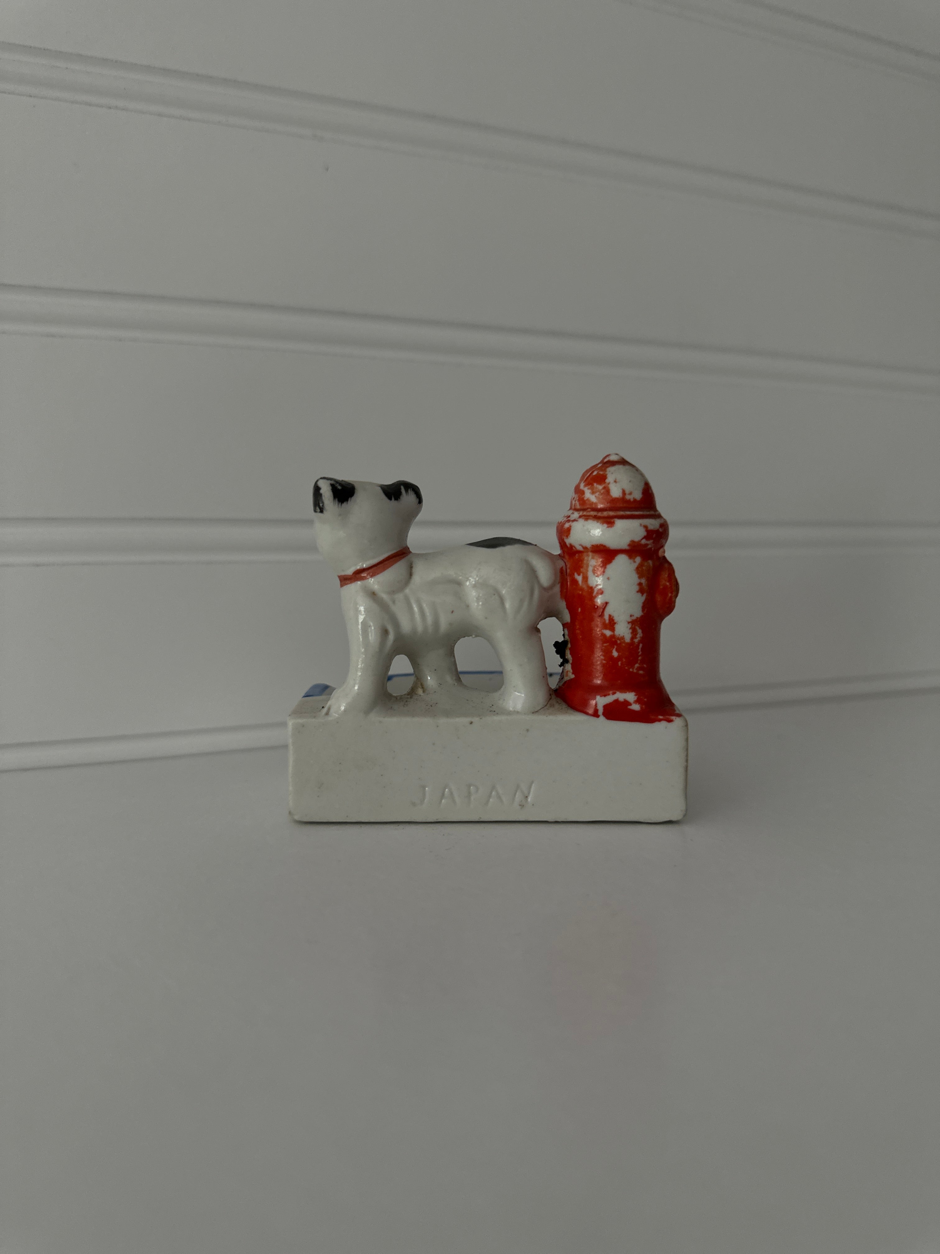 Vintage ashtray dog peeing on hydrant