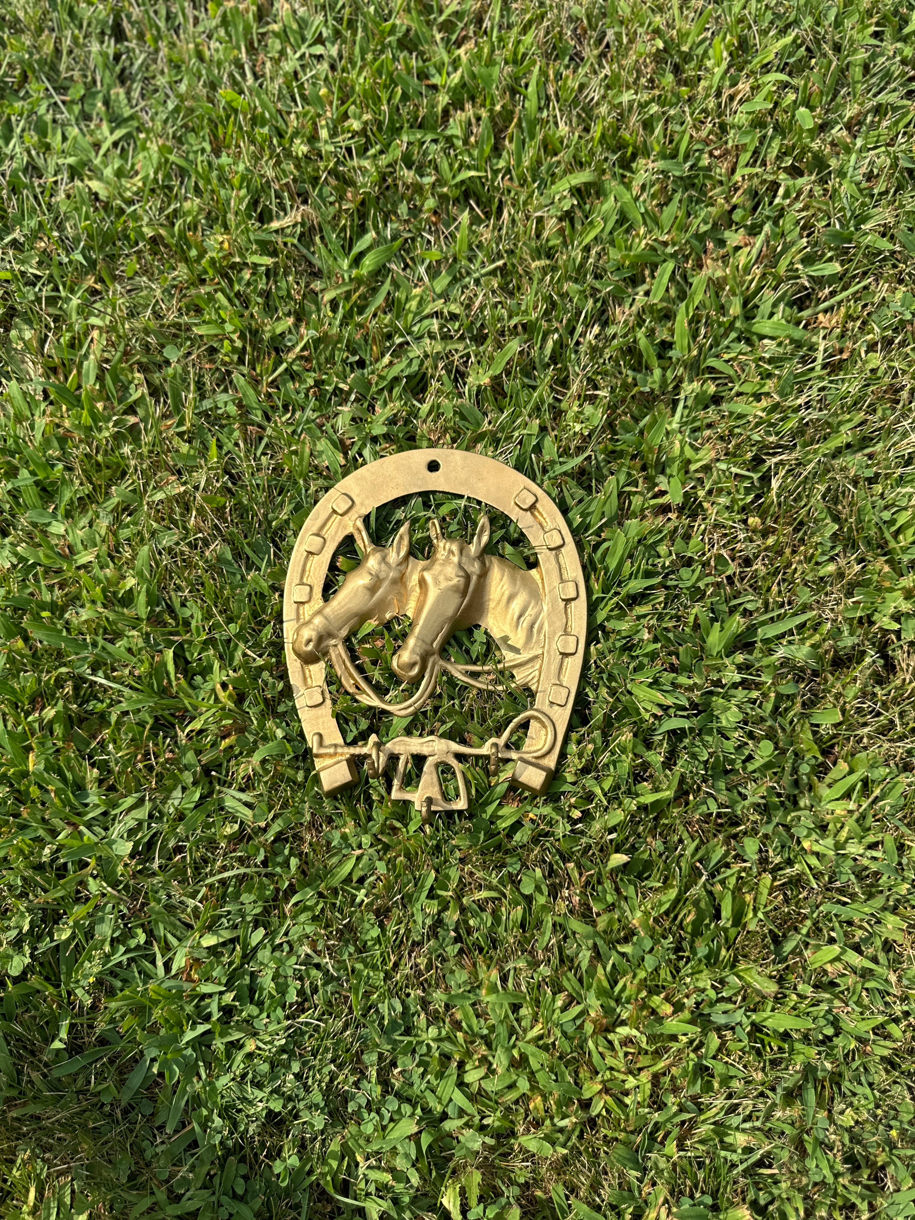 Vintage Brass Horseshoe Wall Décor with Horse Heads – Rustic Equestrian Wall Hanging