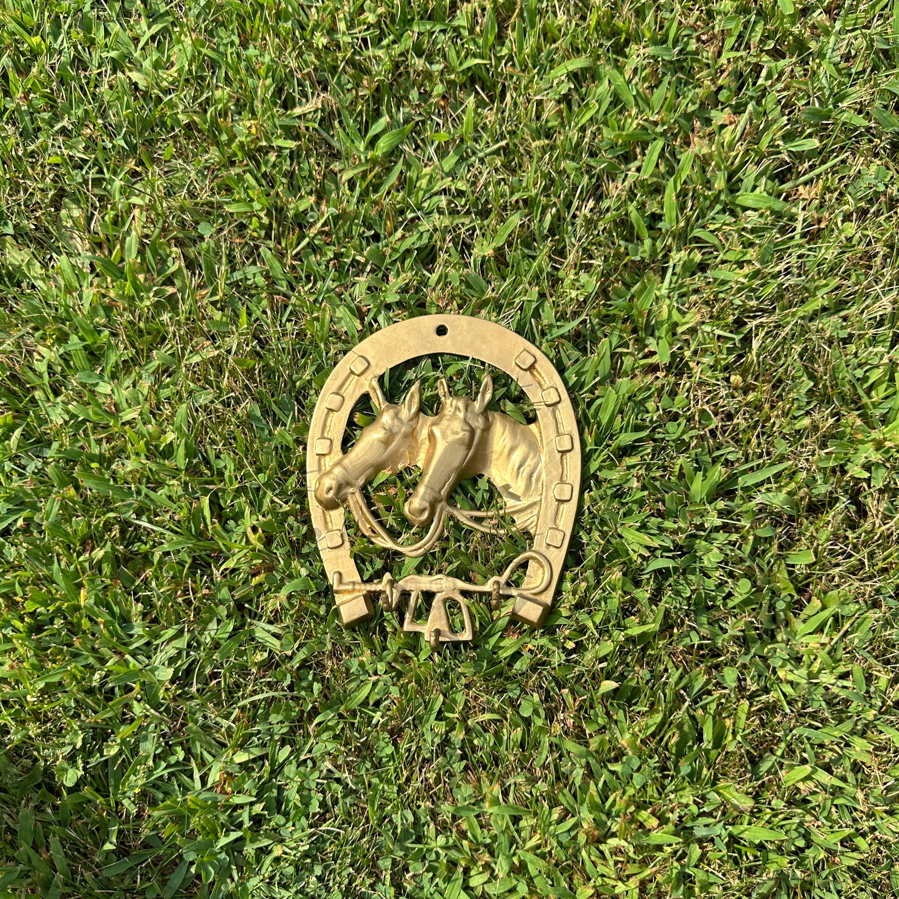 Vintage Brass Horseshoe Wall Décor with Horse Heads – Rustic Equestrian Wall Hanging