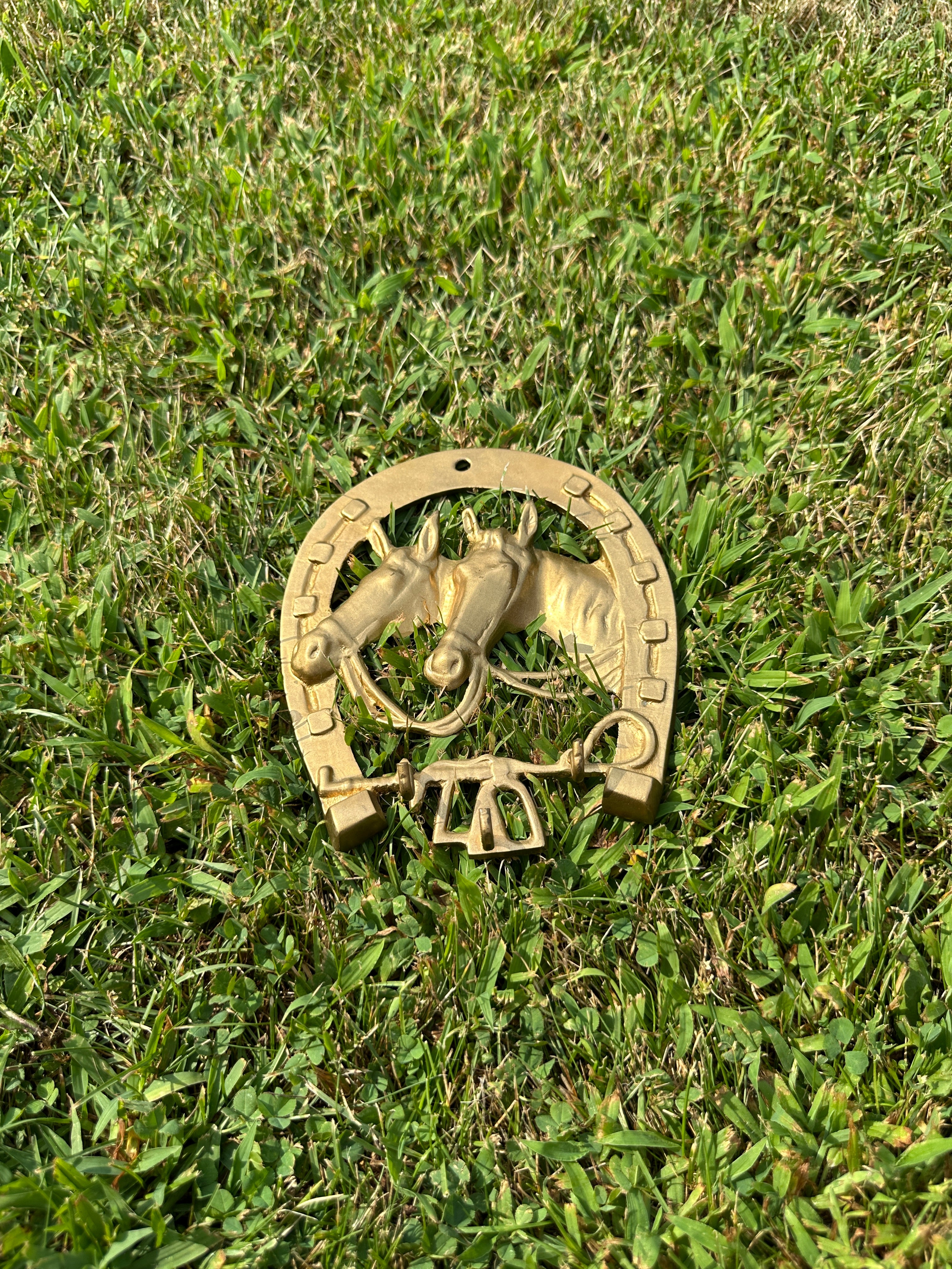 Vintage Brass Horseshoe Wall Décor with Horse Heads – Rustic Equestrian Wall Hanging